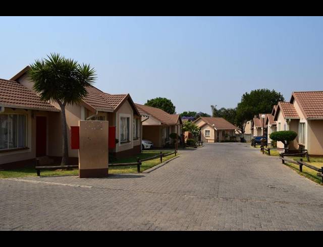 2 BEDROOM TOWNHOUSE FOR SALE IN KEW